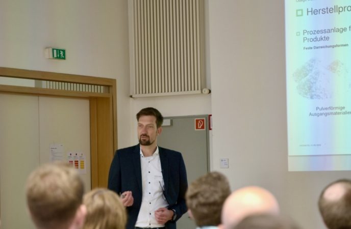 Matthias Börner von Syntegon beim Industrieforum 2023 zum Thema "Mit Cquenz skalierbare Maschinen entwickeln